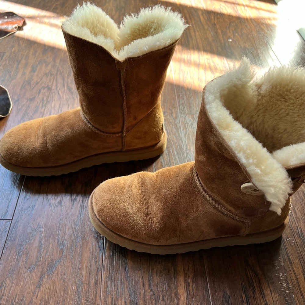UGG with Bailey button